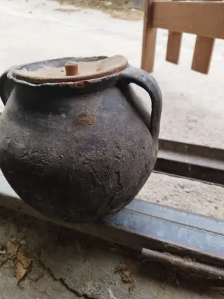 Jarrón de barro antiguo con tapa