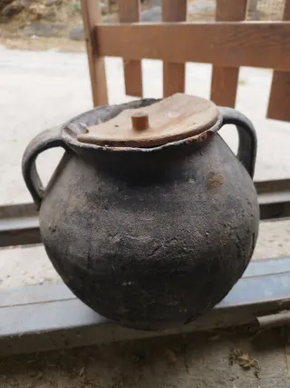 Jarrón de barro antiguo con tapa