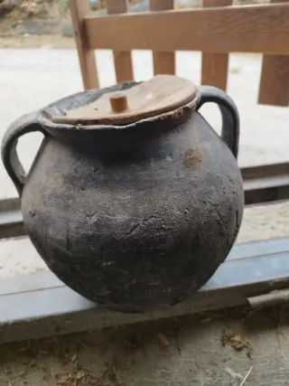 Jarrón de barro antiguo con tapa