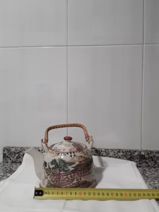 Tetera de porcelana china con bambú
