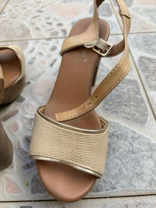 Sandalias de tacón cómodas beige y oro