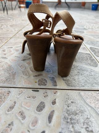 Sandalias de tacón cómodas beige y oro