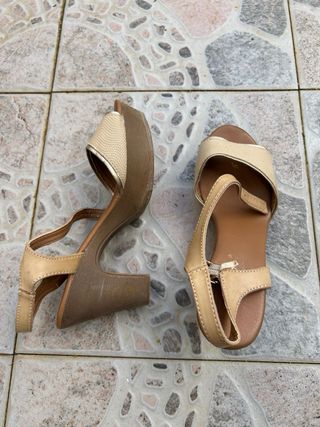 Sandalias de tacón cómodas beige y oro