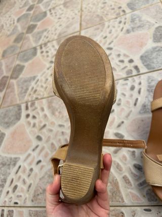 Sandalias de tacón cómodas beige y oro