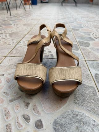 Sandalias de tacón cómodas beige y oro