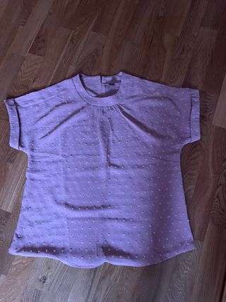 Camisa rosa con puntos blancos