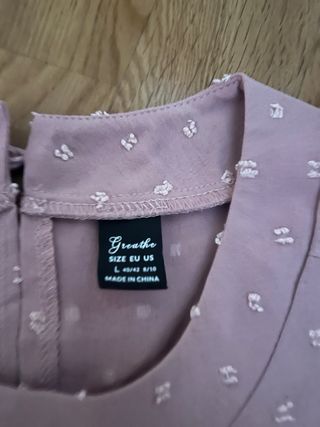 Camisa rosa con puntos blancos