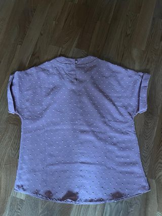 Camisa rosa con puntos blancos