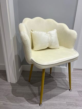 Sillón tocador beige con patas amarillas