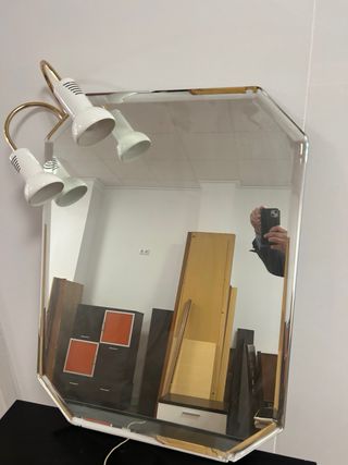 Espejo de baño con luces doradas