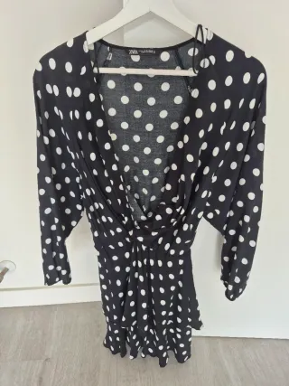 Vestido Zara lunares volantes.