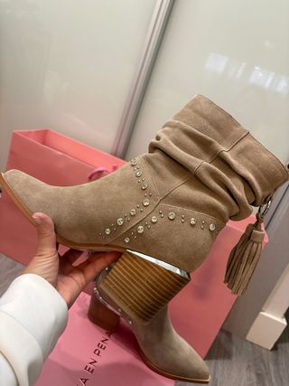 Botines Alma en Pena Talla 39 con Borlas y Tachas