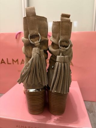 Botines Alma en Pena Talla 39 con Borlas y Tachas