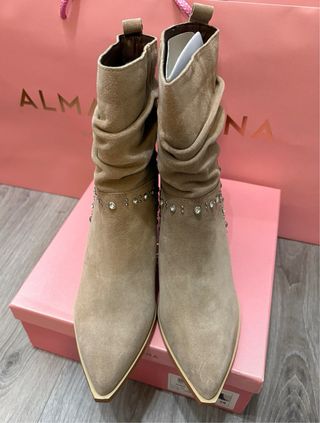 Botines Alma en Pena Talla 39 con Borlas y Tachas