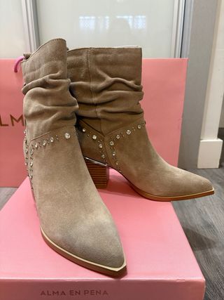 Botines Alma en Pena Talla 39 con Borlas y Tachas
