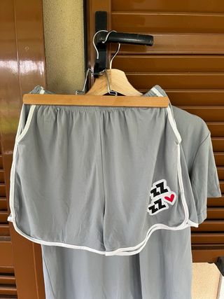 Pijama gris con estampado de mapache