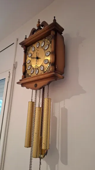 Reloj de pared de madera con péndulo