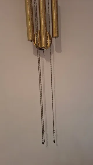 Reloj de pared de madera con péndulo