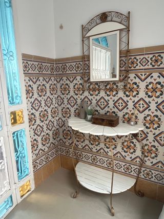 Tavolo e specchio in ferro battuto dorato