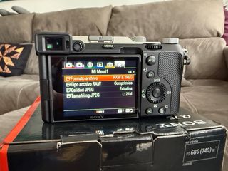 Cámara Sony A7C con lente FE 4-5.6/28-60