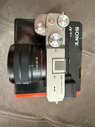 Cámara Sony A7C con lente FE 4-5.6/28-60