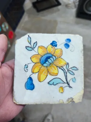 Azulejo antiguo decorado flor