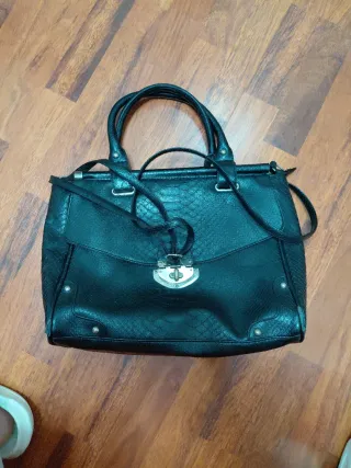 Bolso grande negro con textura