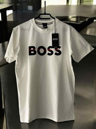 Camiseta HUGO BOSS Blanca Logo Negro y Rojo