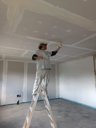 Realizó trabajos de pintura y Pladur