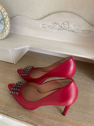 Zapatos Gloria Ortiz rojos con tachuelas