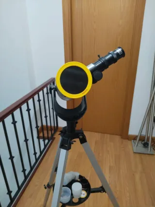Telescopio con trípode y accesorios