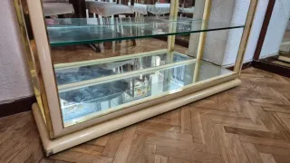Vitrina de salón dorada con espejo