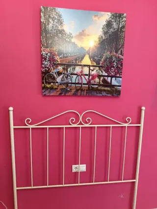 Cabezero de forja y cuadro decorativo