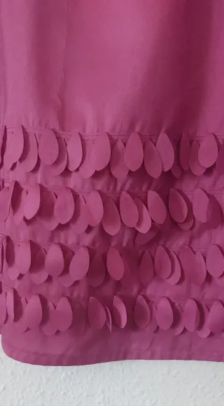 Vestido rosa adornos pétalos