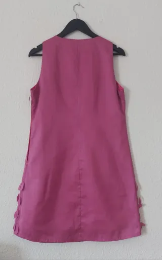 Vestido rosa adornos pétalos