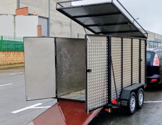 Remolque cerrado 2 ejes con rampa