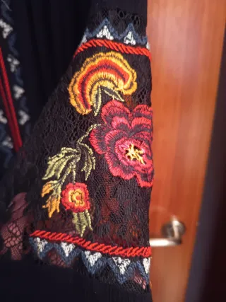 Blusa Desigual bordada manga larga