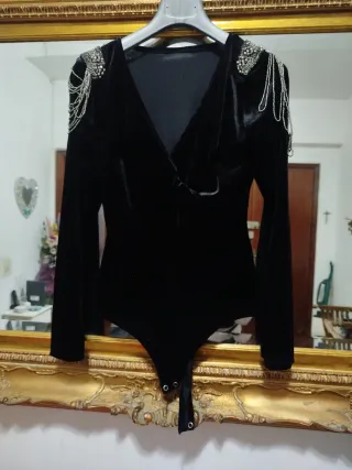 Body nero velluto con perle e strass