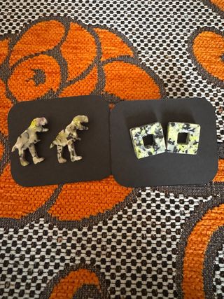 Lote pendientes dinosaurio y cuadrados