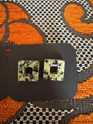 Lote pendientes dinosaurio y cuadrados