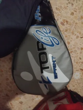Raketa de pádel Bullpadel y funda