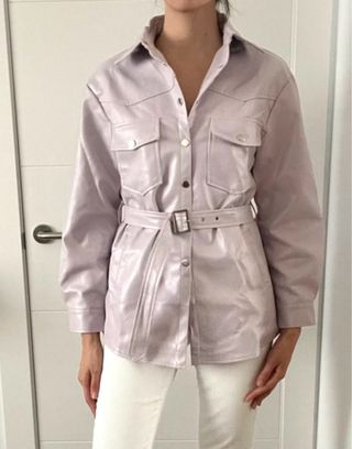Sobrecamisa efecto cuero lila con cinturón