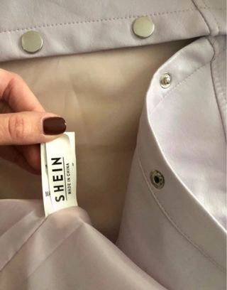 Sobrecamisa efecto cuero lila con cinturón