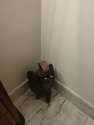 Elefante de madera maciza tallada