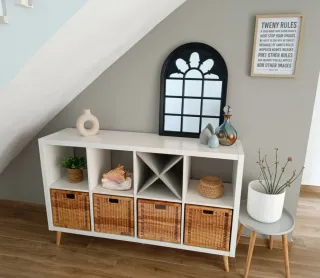 Mueble recibidor blanco con cajones de mimbre