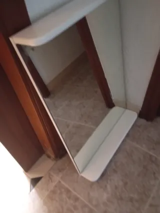 Espejo de pared blanco con repisa
