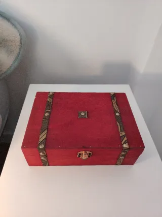 Caja de madera roja con detalles dorados