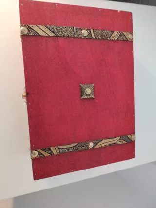 Caja de madera roja con detalles dorados