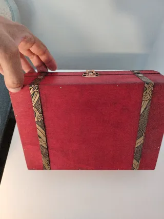 Caja de madera roja con detalles dorados