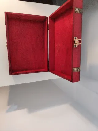 Caja de madera roja con detalles dorados